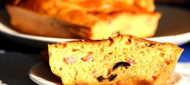 Томатный кекс с ветчиной и маслинами