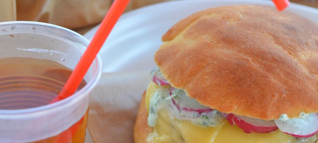 Домашний гамбургер с печеночной котлетой на картофельной булочке