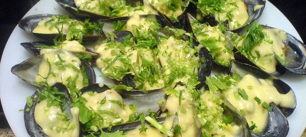 Мидии в морской воде и чесночном соусе