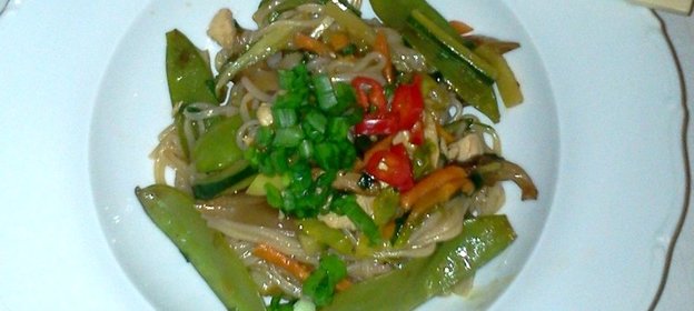 Тайская рисовая лапша с курицей и овощами