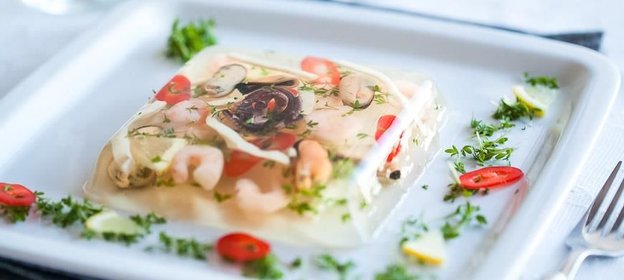 Заливное с морским коктейлем