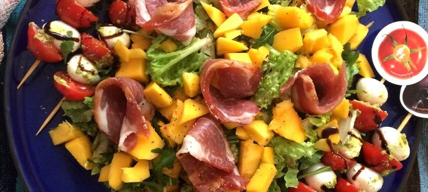 Итальянский салат с манго и пармской ветчиной