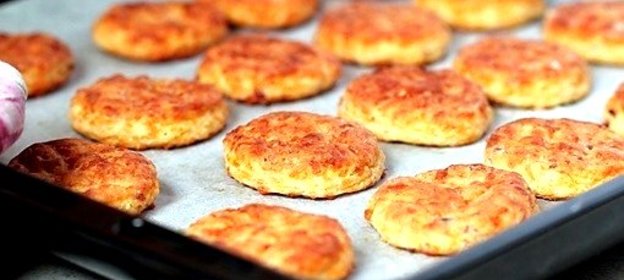 Печенье с беконом и сыром