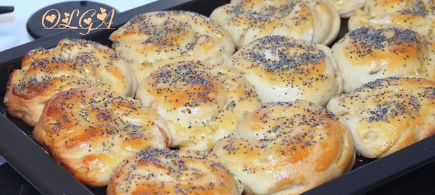 Фасолевые булочки с маком и изюмом