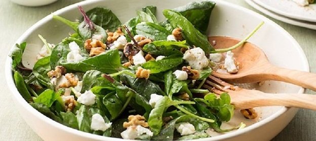 Салат из шпината, бекона и козьего сыра