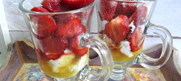 Десерт из клубники с меренгой