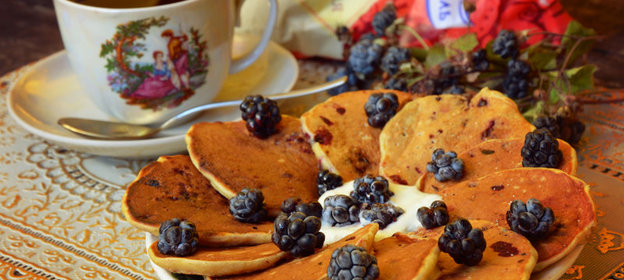 Манно-овсяные оладьи с ежевикой