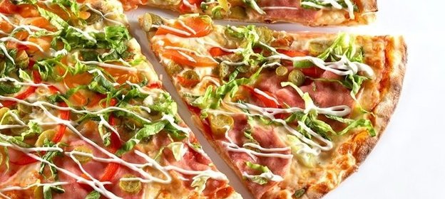 Пицца с капустой и колбасой