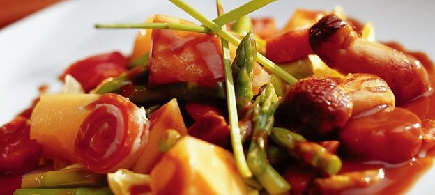 Шоколадный торт с клюквой