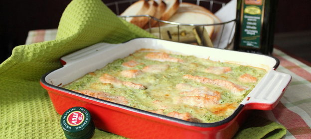 Запеканка из брокколи, оливок и лосося