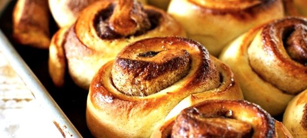 Сдобные булочки с корицей