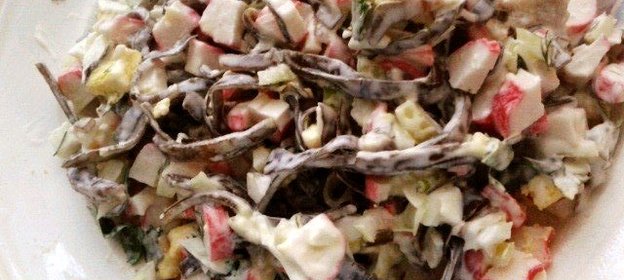 Салат из морской капусты с крабовыми палочками