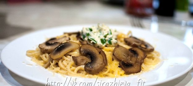 Паста с сыром и соусом из рикотты