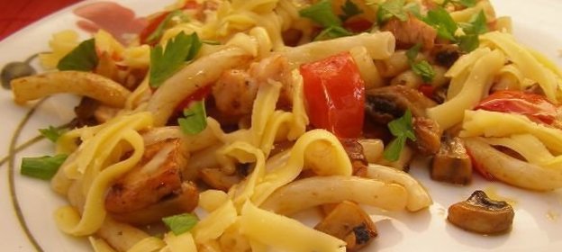 Спагетти/паста c варёными помидорами, луком и шампиньонами