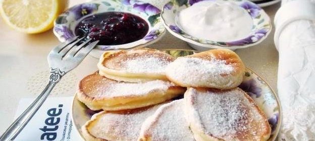 Лимонные оладьи с вишневым джемом