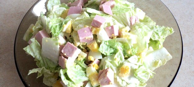 Салат с пекинской капустой и колбасой