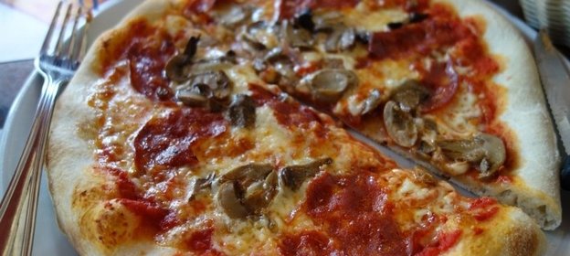 Пицца с колбасой, грибами и помидорами