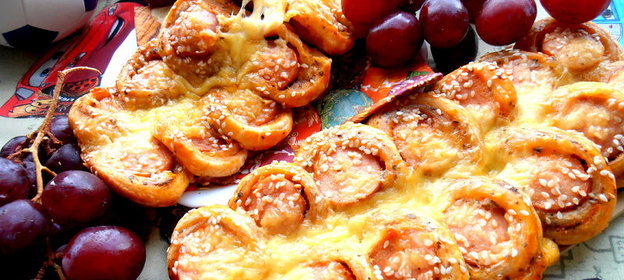 Слойка-пицца с сардельками