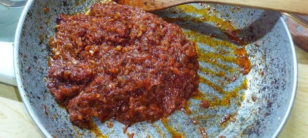 Соус для пиццы на помидорах и луке