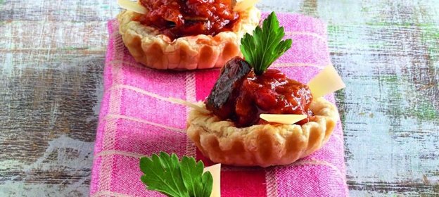 Тарталетки с теплым салатом