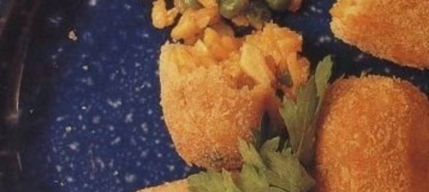 Салат из мяса, зеленого горошка и маринованных огурцов