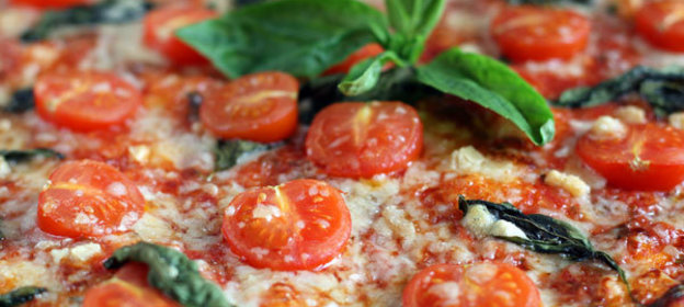 Пицца с помидорами черри и базиликом