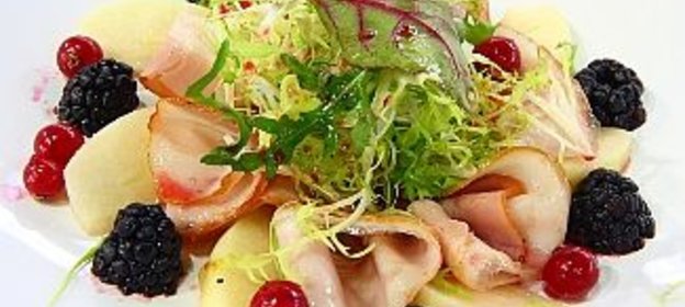 Десерт из ветчины, груш и лесных ягод