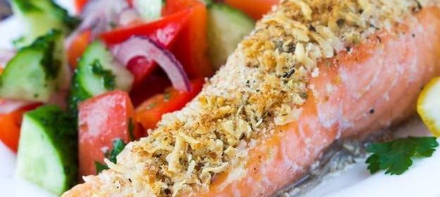 Лосось с хлебными крошками и шпинатом