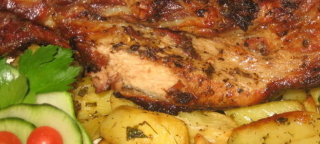 Запеченная маринованная свиная грудинка