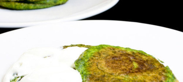 Оладьи из шпината и спаржи