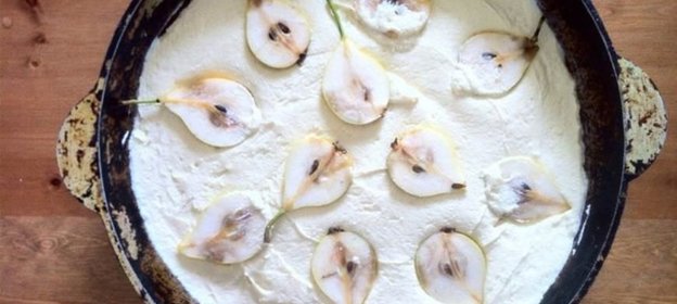 Медово-творожная запеканка с грушами