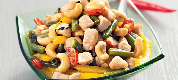 Курица с зеленой фасолью, перцем и кешью
