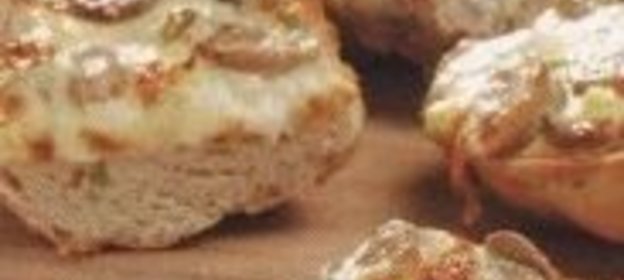 Бутерброды из багета с грибами, сыром и зеленым луком