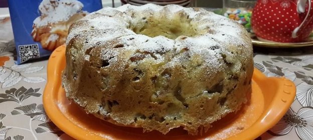 Кекс с кусочками бананов и изюмом в коньяке