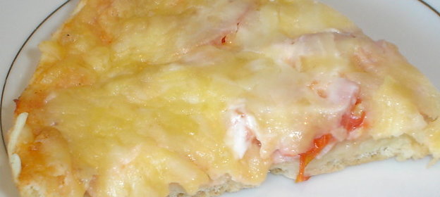 Пицца с ветчиной и помидорами