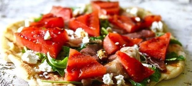Пицца с арбузом, рукколой, сыром и прошутто