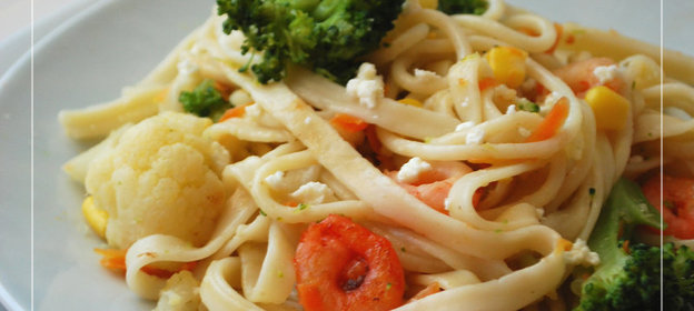 Лапша с овощами и креветками
