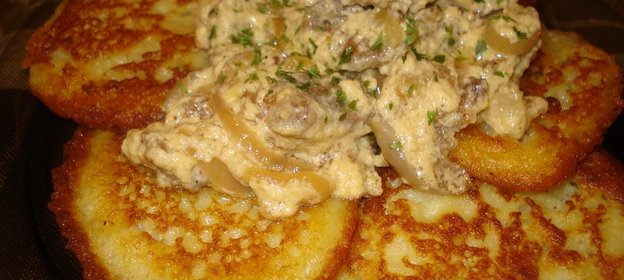 Заварные картофельные оладьи с мясным соусоммачанка