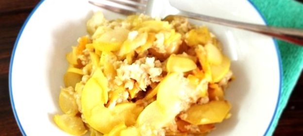 Овсянка с яблоками, грушами и курагой