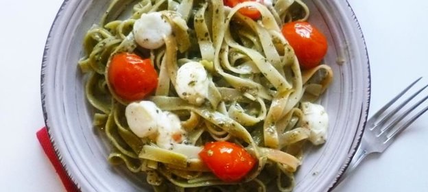 Паста со шпинатом, песто и моцареллой