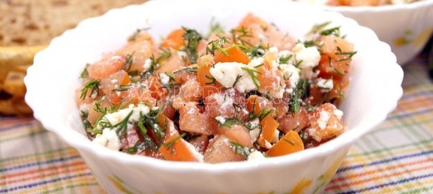 Салат с помидорами и сыром «Ия»