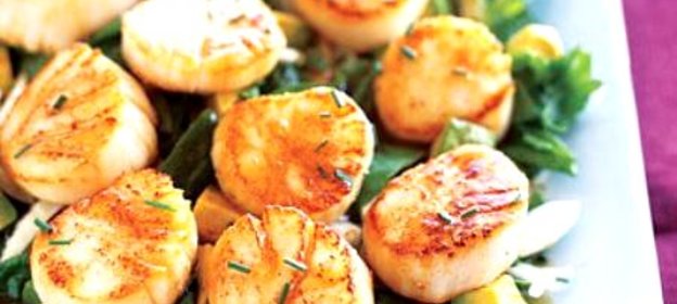 Морские гребешки с фенхелем и авокадо