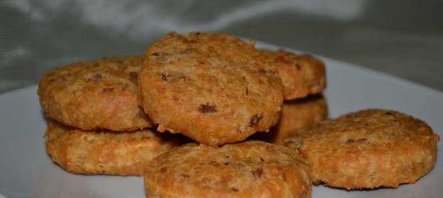 Сырное печенье (сабле) с беконом