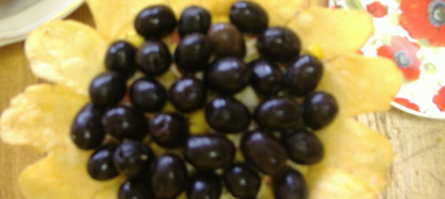 Салат с авокадо, красным луком и фетой Яркий цветок