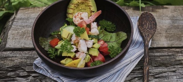 Овощной салат с печёным авокадо и креветками