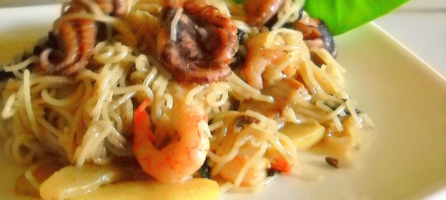 Рисовая лапша с морепродуктами, грибами и кабачком