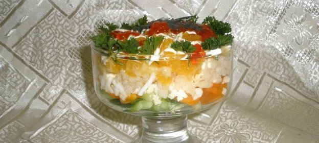 Новогодний салат из красной рыбы с огурцом