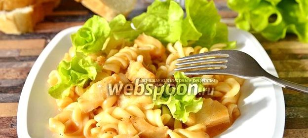 Филе тилапии с макаронами в томатно-сырной подливке