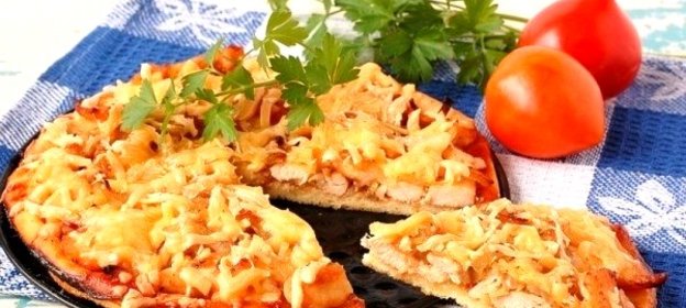 Пицца с курицей и луком