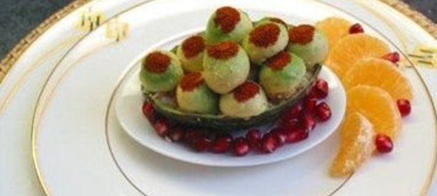 Авокадо, фаршированный крабовыми палочками